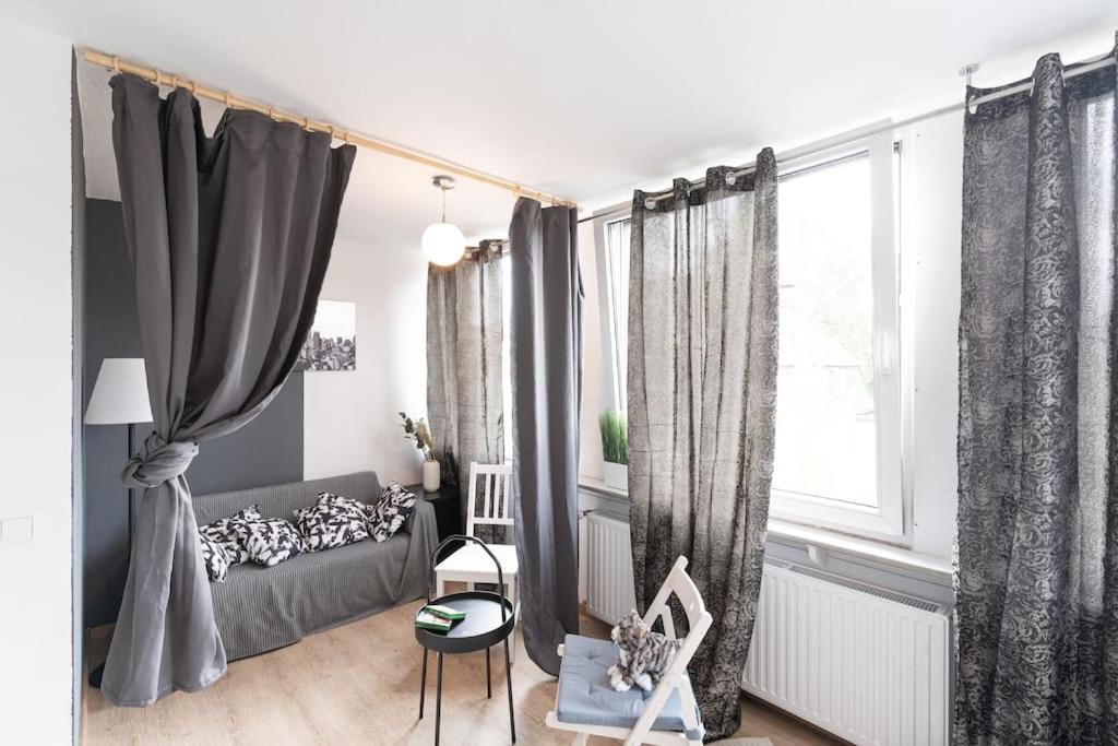 - Cozy Apartment In The Heart Of Duisburg With New York Design & Betten & Sofa - 5 Mins Central Station Hbf - Big Tv & Wifi -- Екстер'єр фото