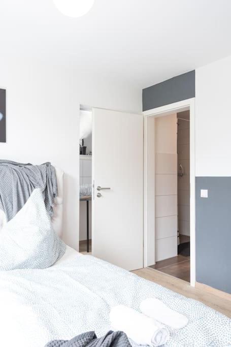 - Cozy Apartment In The Heart Of Duisburg With New York Design & Betten & Sofa - 5 Mins Central Station Hbf - Big Tv & Wifi -- Екстер'єр фото