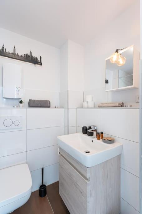 - Cozy Apartment In The Heart Of Duisburg With New York Design & Betten & Sofa - 5 Mins Central Station Hbf - Big Tv & Wifi -- Екстер'єр фото