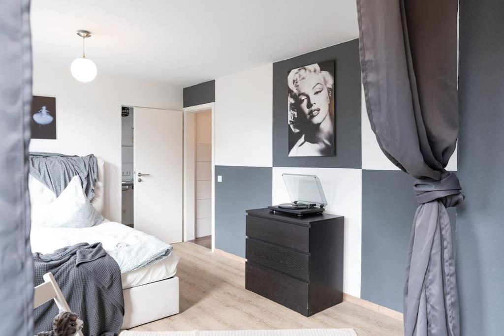 - Cozy Apartment In The Heart Of Duisburg With New York Design & Betten & Sofa - 5 Mins Central Station Hbf - Big Tv & Wifi -- Екстер'єр фото