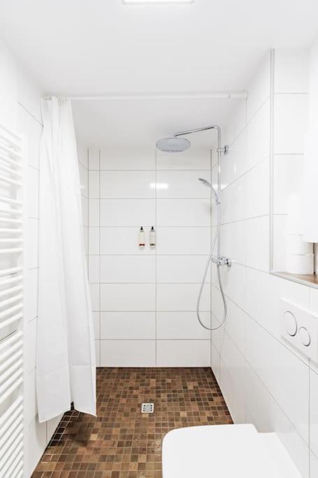 - Cozy Apartment In The Heart Of Duisburg With New York Design & Betten & Sofa - 5 Mins Central Station Hbf - Big Tv & Wifi -- Екстер'єр фото